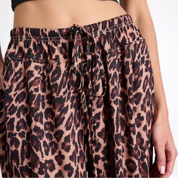 🌟NWT🌟Lulus Kashley Brown Leopard Print Mid-rise Wide-leg Pants - Size M - Picture 2 of 4